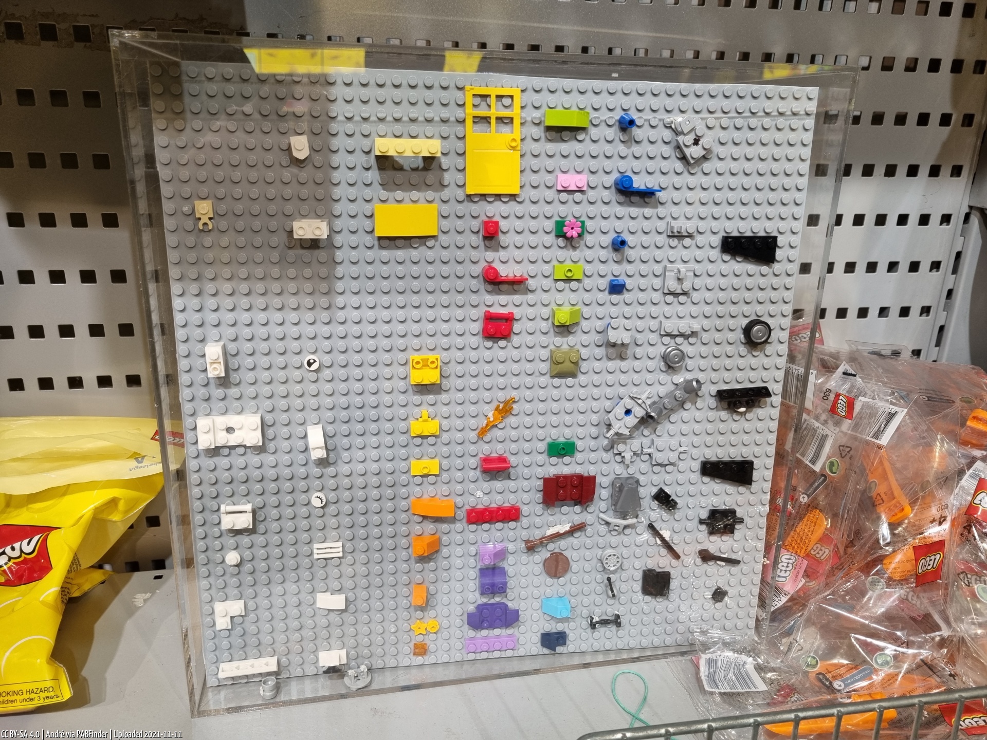 LEGO Store LEGOLAND Pick Brick wall | PABFinder