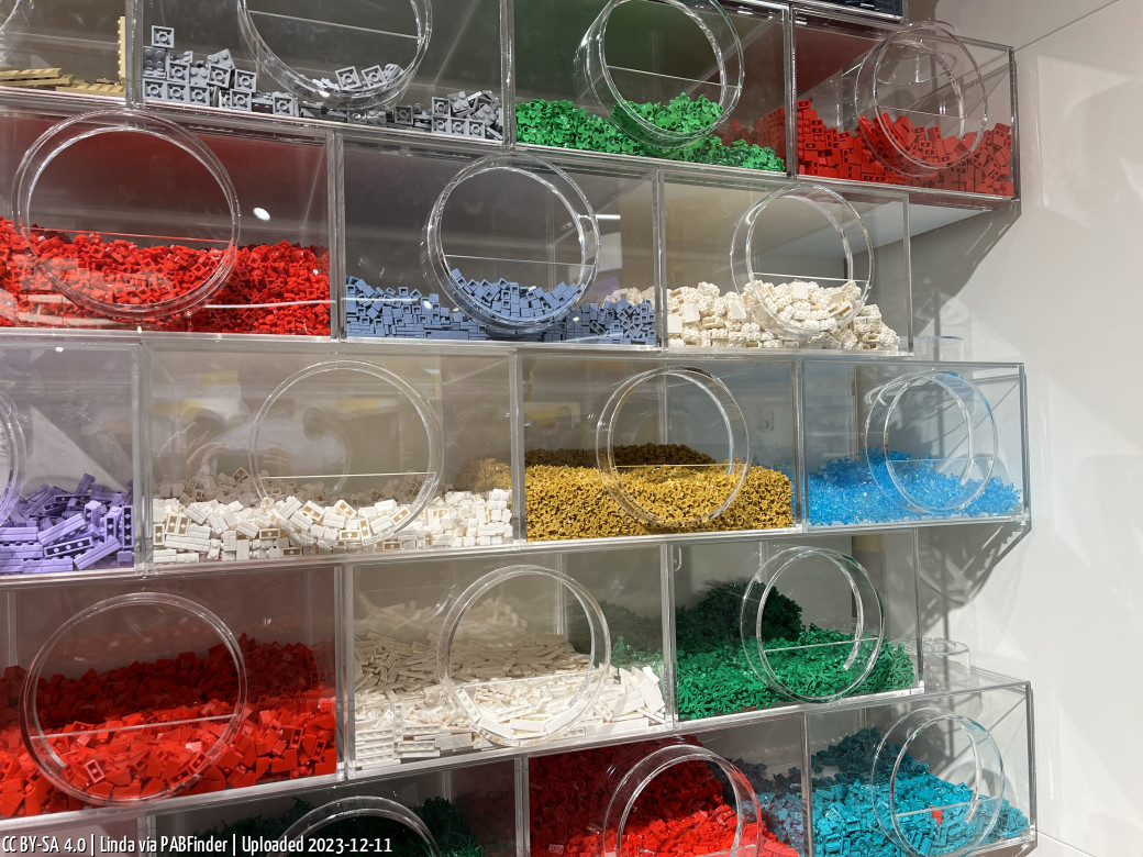 Pick a Brick LEGO Store Oberhausen (Linda, December 11, 2023)