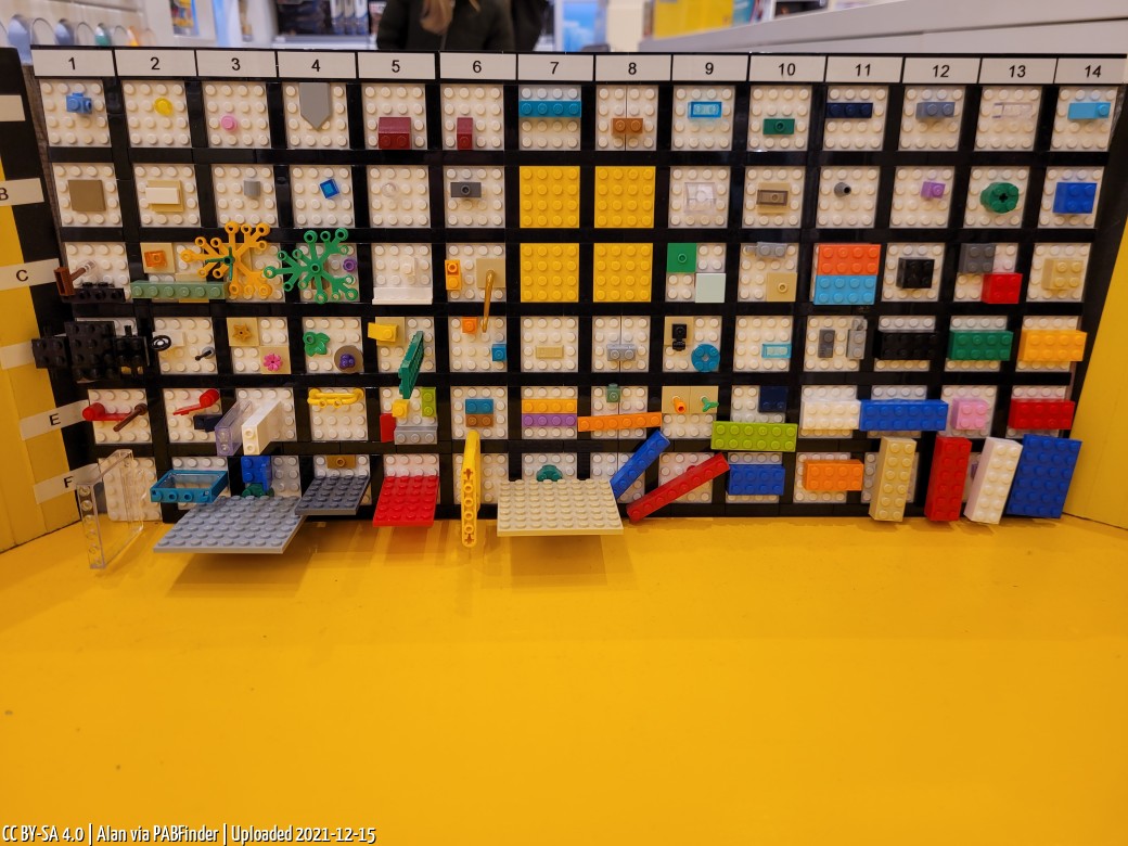 Pick a Brick LEGO Store Hamburg (Alan, December 15, 2021)