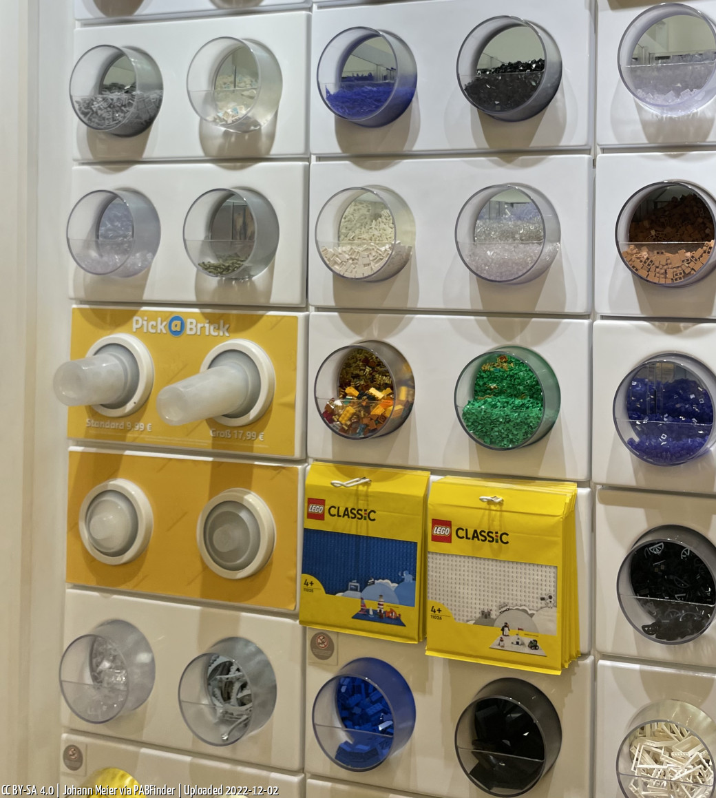 Pick a Brick LEGO Store Leipzig (Johann Meier, December 2, 2022)