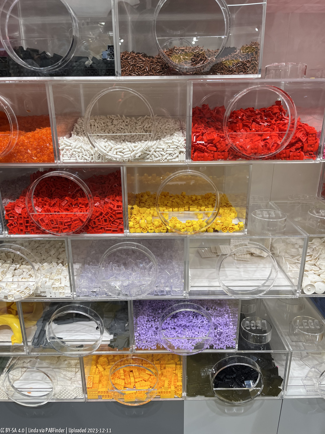 Pick a Brick LEGO Store Oberhausen (Linda, December 11, 2023)