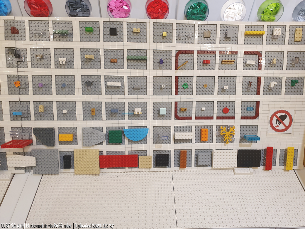 Pick a Brick LEGO Store Berlin (klickomatik, December 27, 2021)