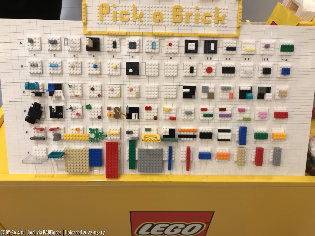 Pick a Brick LEGO Store Hamburg (Jordi, March 17, 2022)