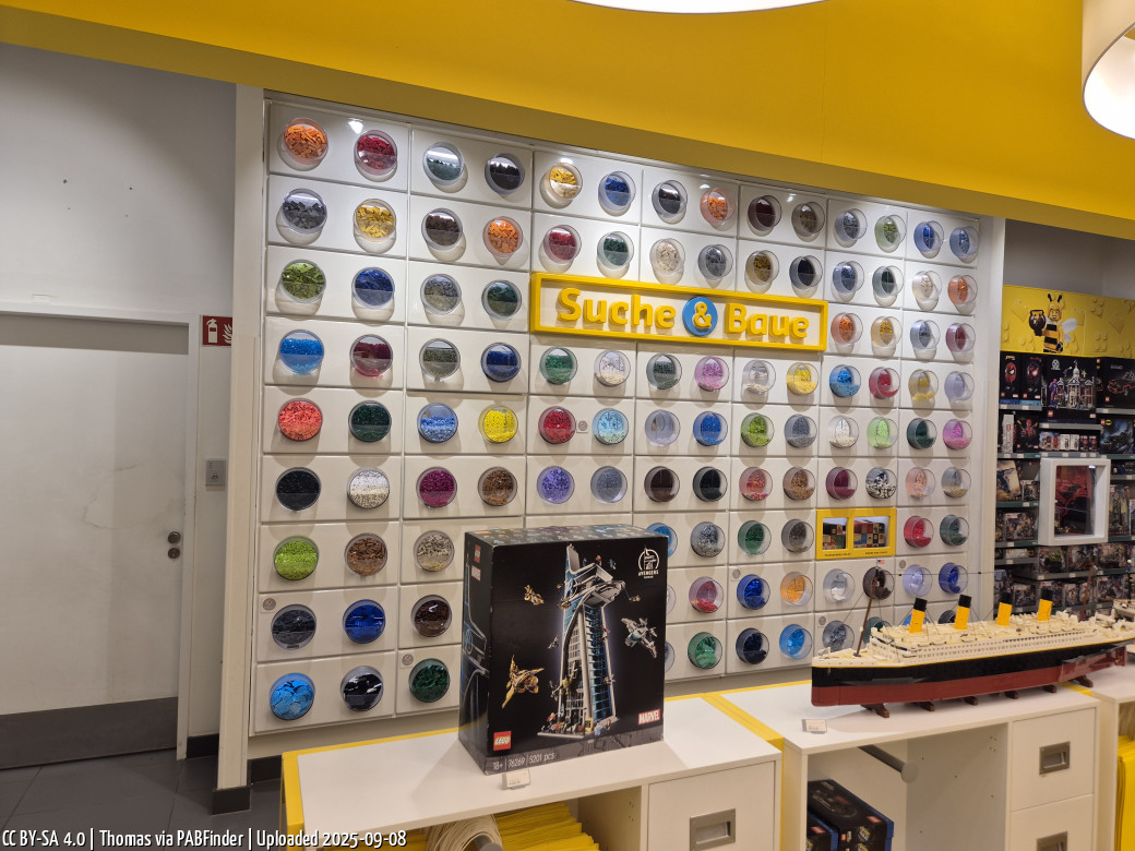 LEGO Store München Pasing Pick A Brick wall PABFinder