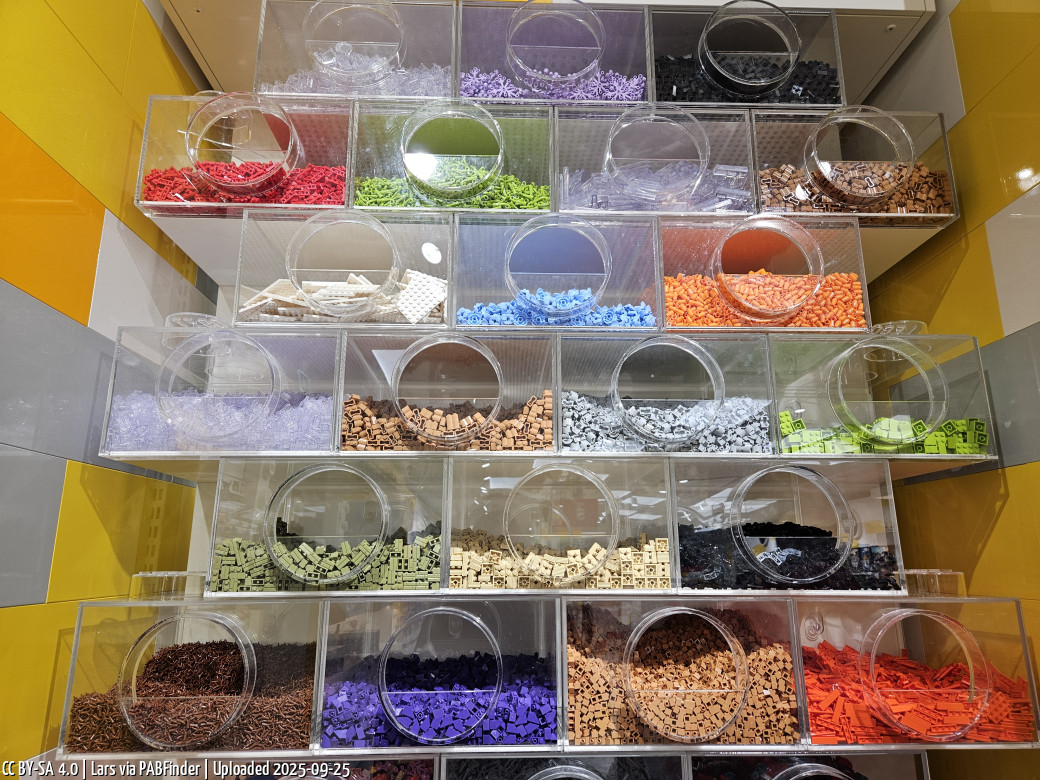 LEGO Store Stuttgart Pick A Brick wall PABFinder